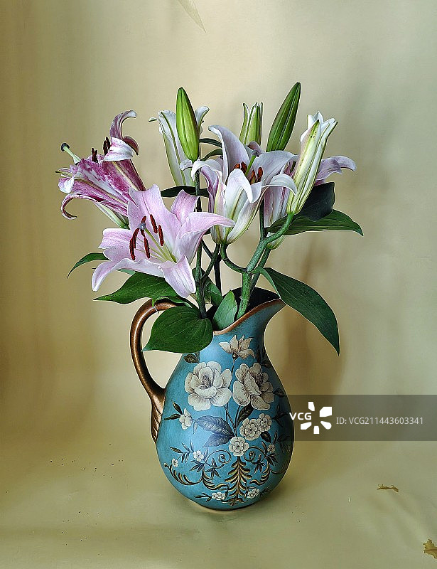 花瓶和百合花图片素材