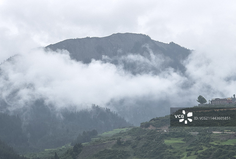 云雾缭绕扎尕那图片素材