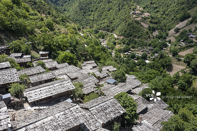 航拍云南省迪庆藏族自治州维西傈僳族自治县同乐村古村落图片素材