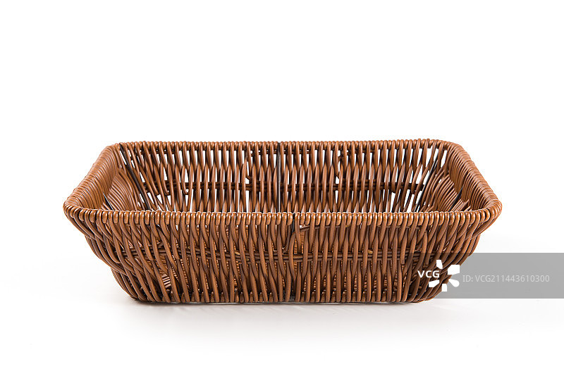 白色背景上藤制的篮子筐子图片素材