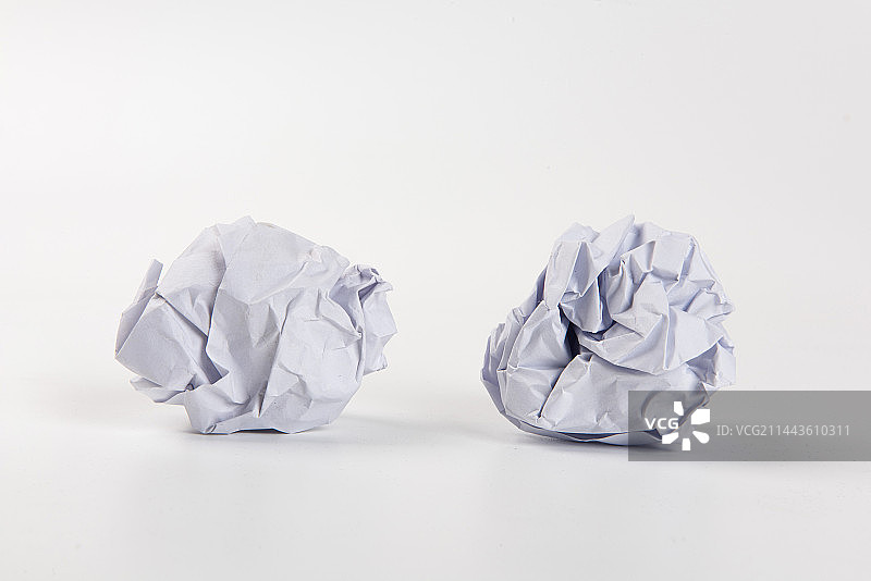 白色背景上的纸团图片素材