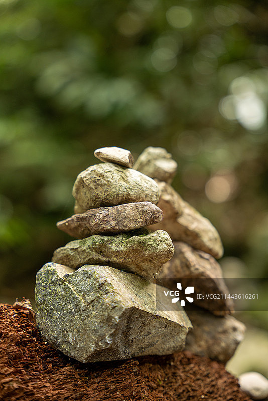 岩石上堆积的石头的特写镜头图片素材
