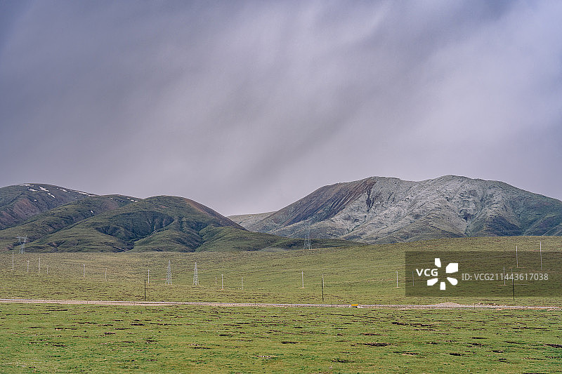 青海省果洛州，雨中的阿尼玛卿山国家地质公园图片素材