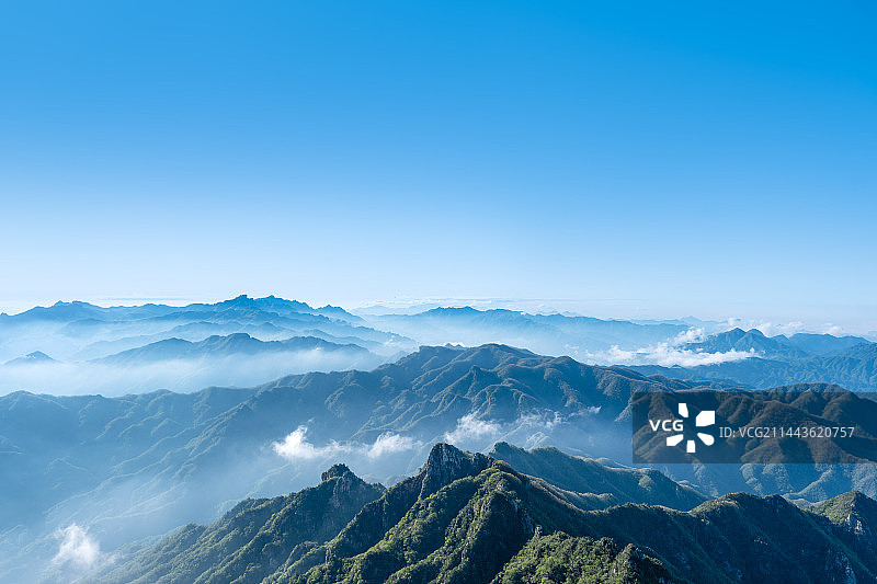 河南省洛阳老君山上看秦岭图片素材