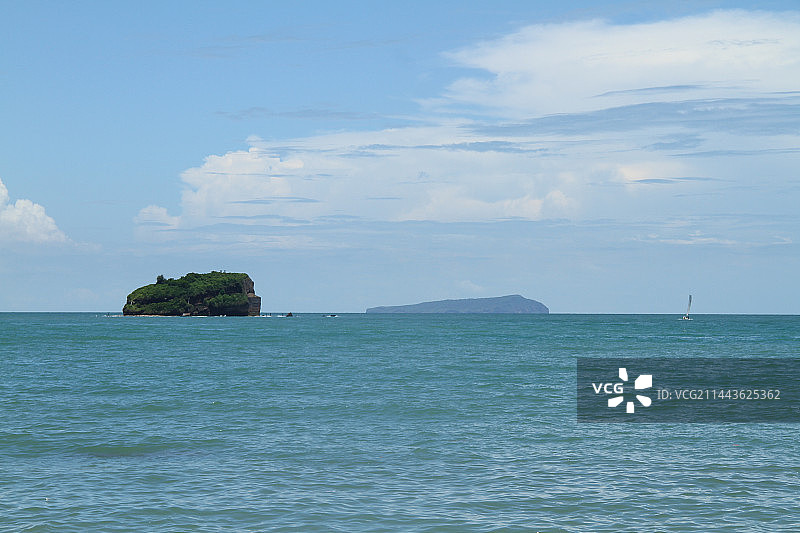 北海涠洲岛 火山口地质公园 眺望湛蓝的海水和海岛图片素材