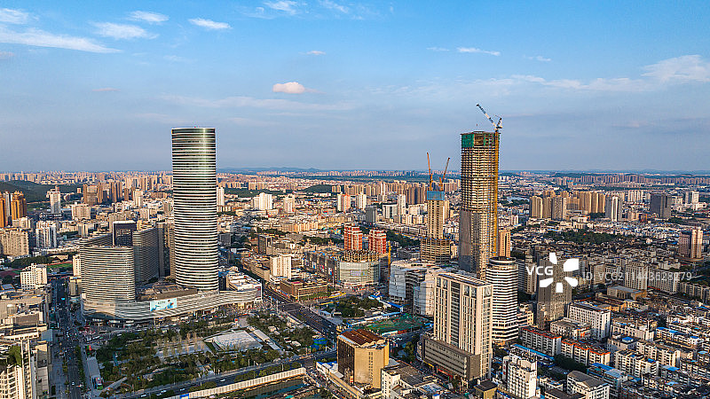 航拍徐州市中心苏宁广场德基广场蓝天白云图片素材