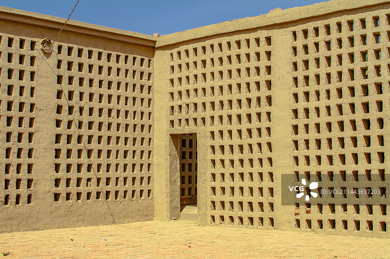 土黄色的新疆葡萄干风干屋透气孔墙图片素材
