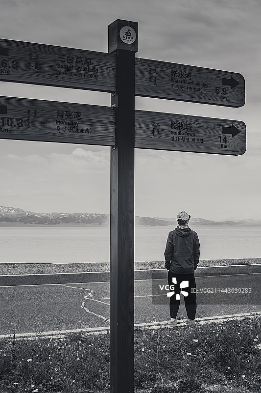 站在路牌下的人图片素材