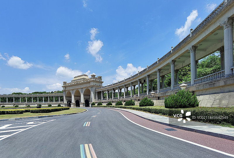 安徽省滁州市，琅琊山风景区南大门建筑及道路图片素材