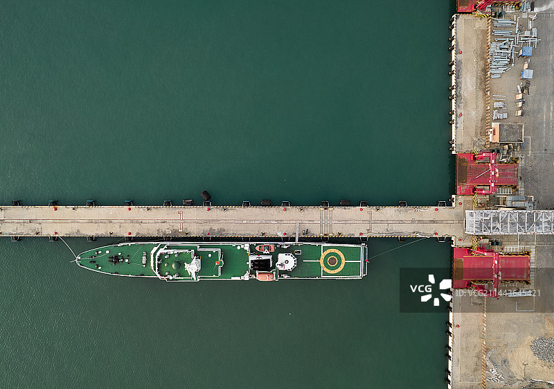 正上方停泊在港口的船只的照片图片素材