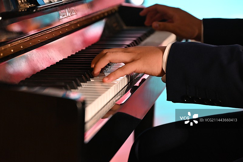 艺术节上的钢琴演奏图片素材