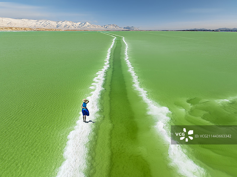 察尔汗盐湖航拍盐湖上的旅行者图片素材