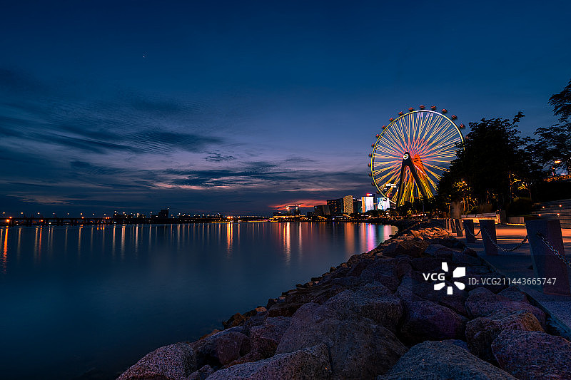 中国广东深圳前海欢乐港湾摩天轮都市风光图片素材