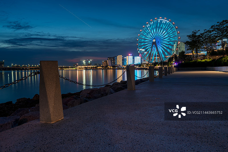 中国广东深圳前海欢乐港湾摩天轮都市风光图片素材