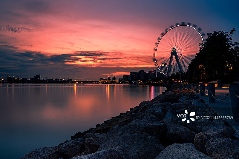 中国广东深圳前海欢乐港湾摩天轮都市风光图片素材