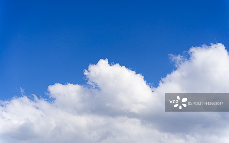 夏日蓝天白云图片素材