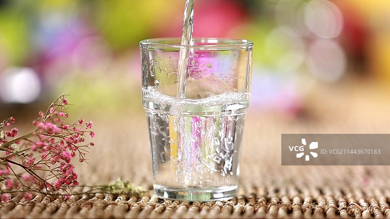 白酒和啤酒喝酒玻璃杯图片素材