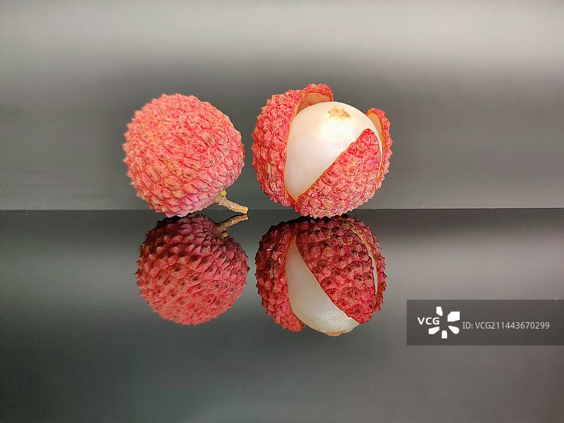 桌子上荔枝的特写镜头图片素材