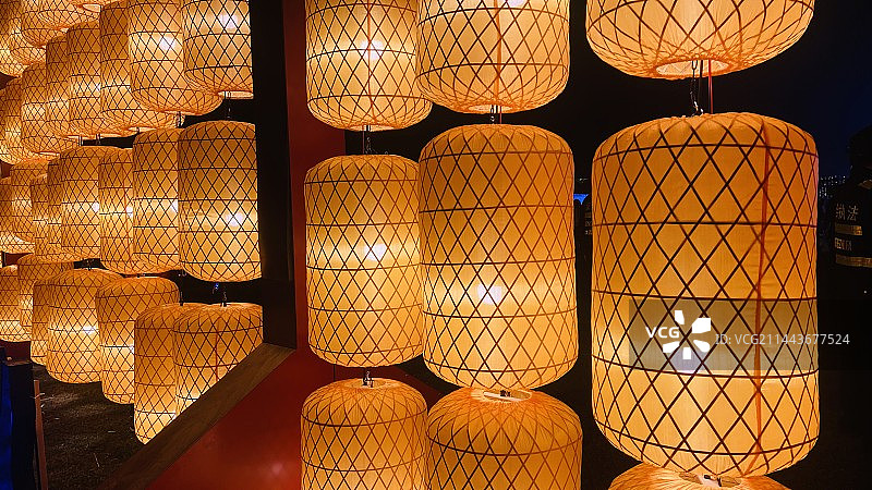 夜间悬挂照明灯笼的低角度视图图片素材