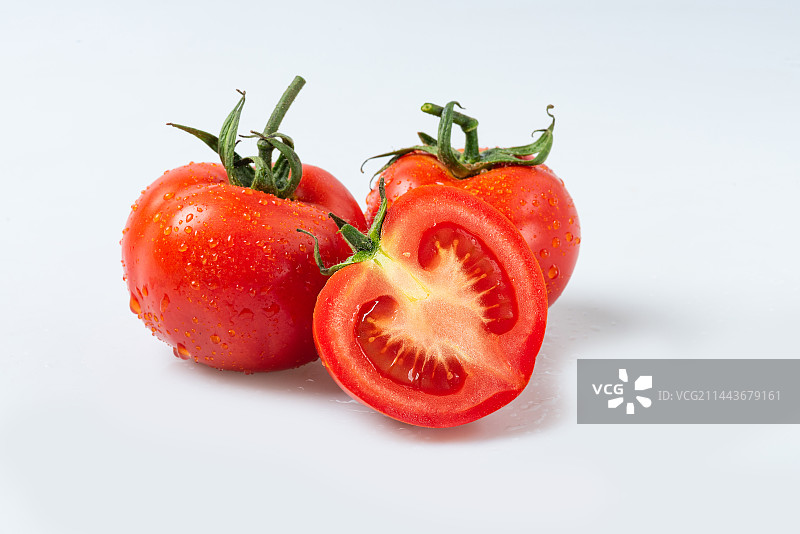 白底上的新鲜红色西红柿特写图片素材