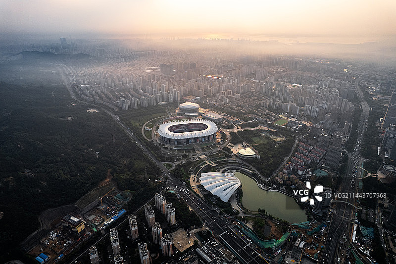 平流雾日落下的青岛体育中心国信体育场图片素材