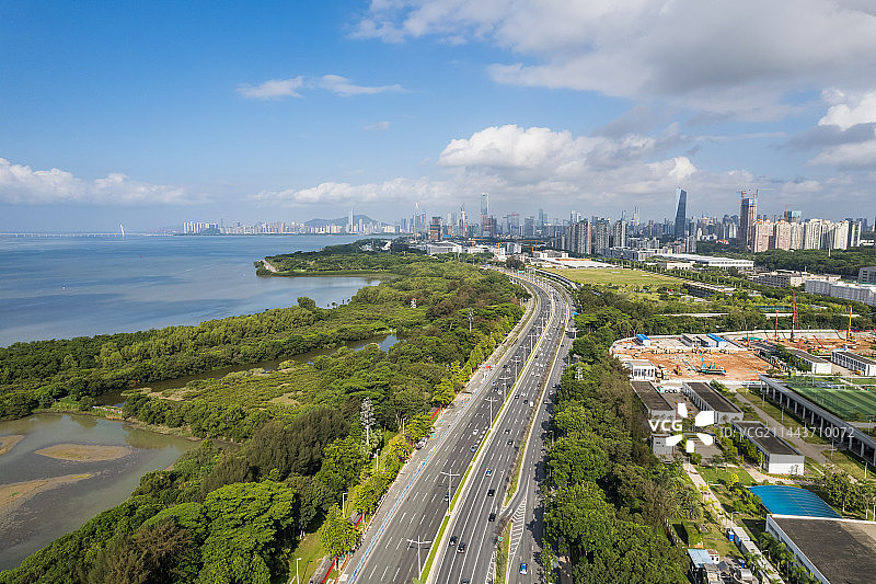 深圳滨海大道红树林绿色环保蓝天白云车流图片素材