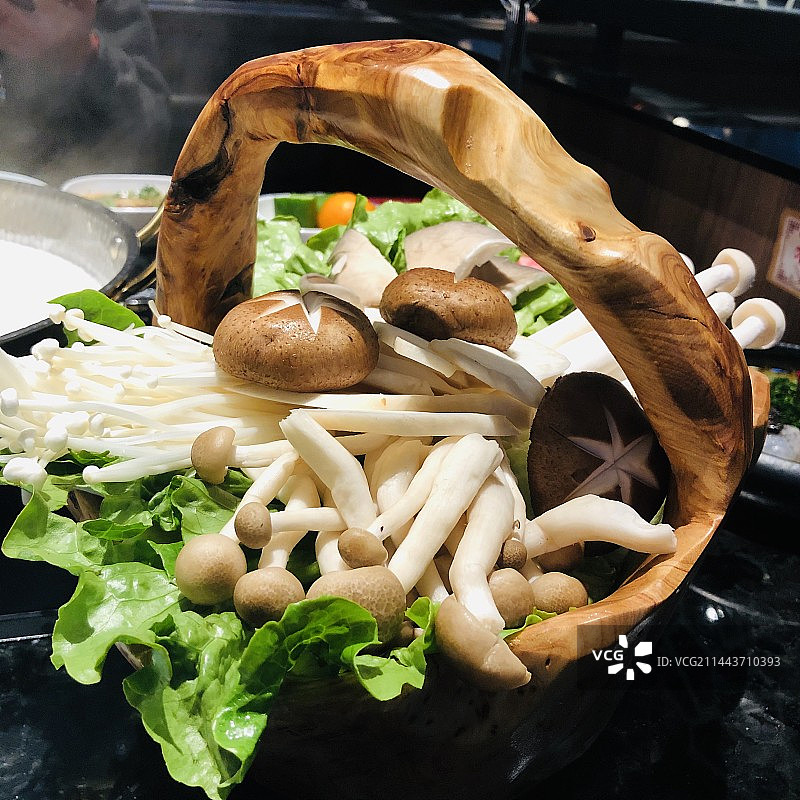 木篮子装菌菇拼盘图片素材