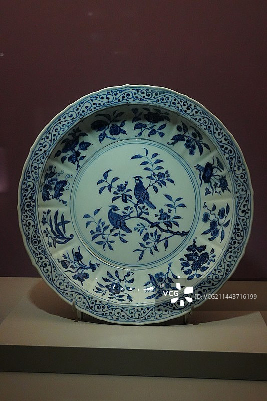震旦博物馆 明永乐青花双鸟纹盘图片素材