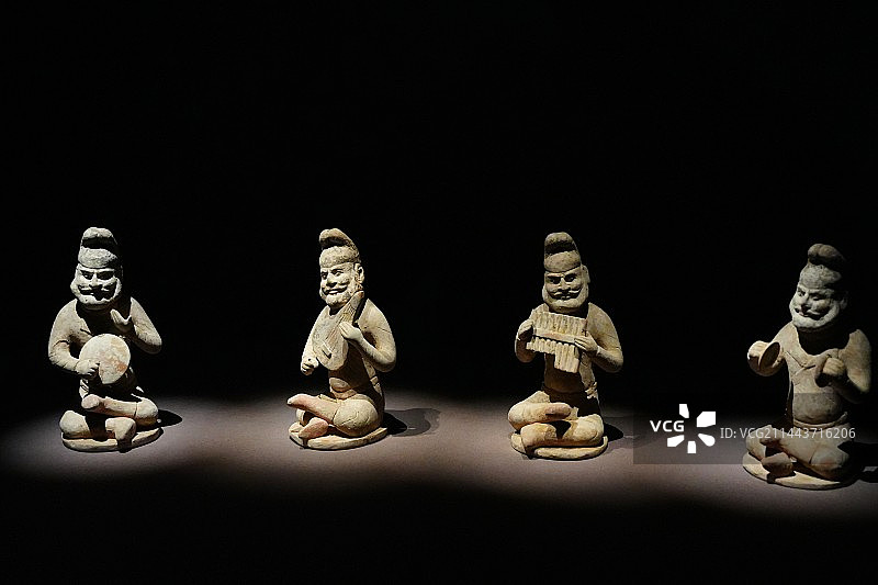 震旦博物馆彩绘陶胡人乐俑图片素材