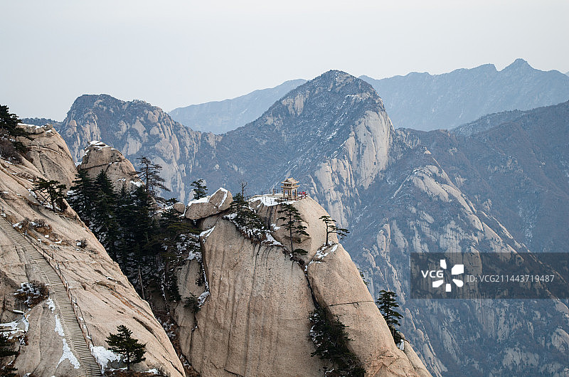 华山上屹立的赌棋亭图片素材