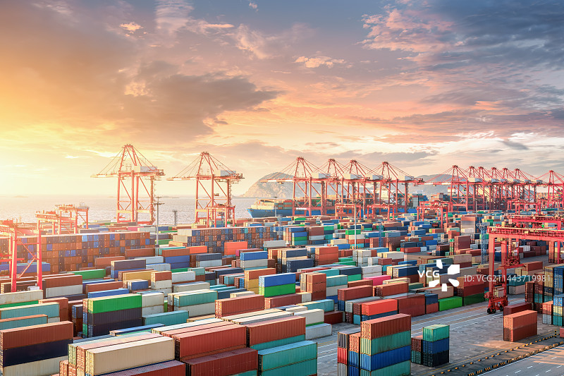 繁忙的集装箱港口和云景在日出时图片素材