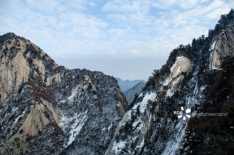 西岳华山北峰上看群山图片素材