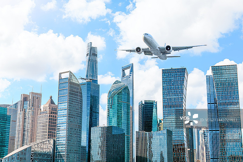 城市建筑摩天大楼和飞行的飞机图片素材
