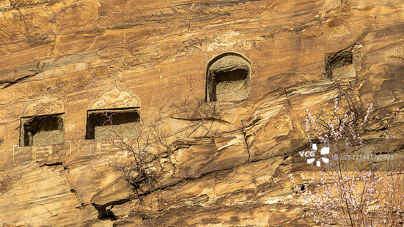 北京首钢园区石景山峭壁上的僧人崖墓石龛图片素材