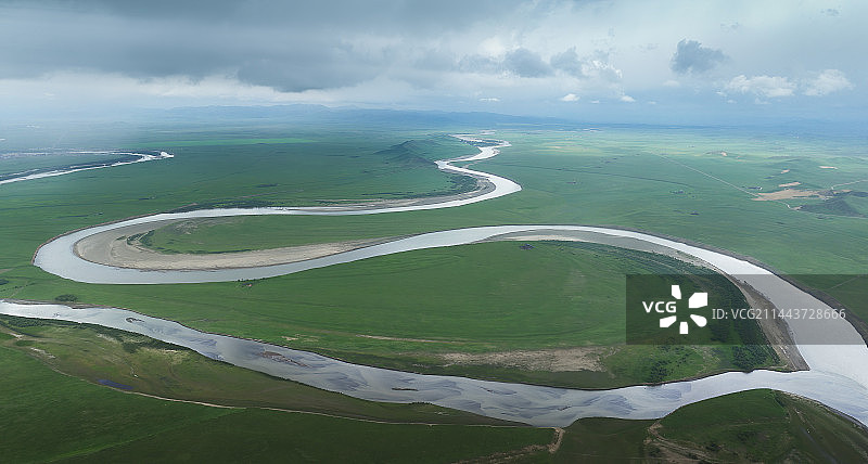 航拍蜿蜒的河流图片素材