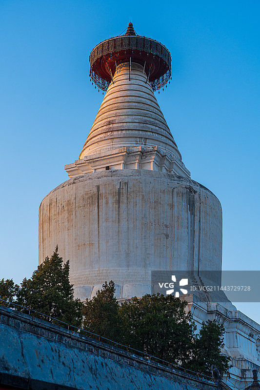 夕阳下的妙应寺白塔金色侧照特写图片素材