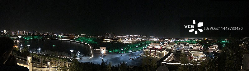 城市夜间照明建筑的高角度透视图片素材