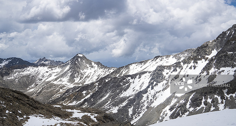 蓝天白云下的雪山图片素材