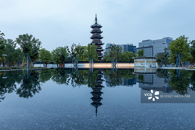 上海徐汇龙华寺龙华塔图片素材