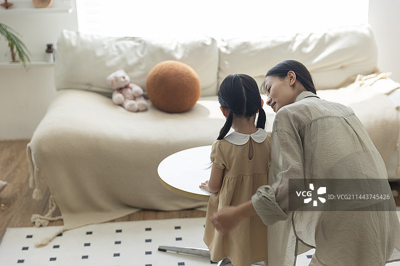 快乐母女在客厅聊天图片素材