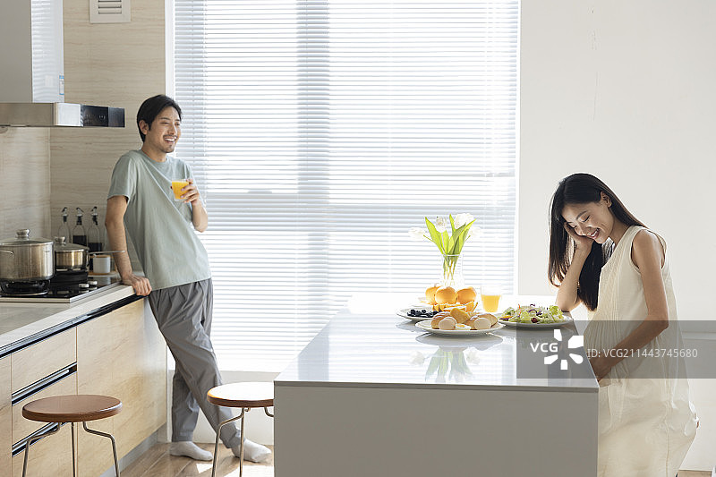丈夫和怀孕妻子在开敞厨房吃饭、休息放松图片素材