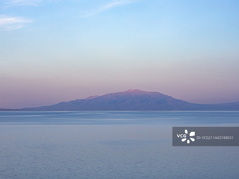 夏天新疆伊犁赛里木湖的日落夕阳自然风光图片素材