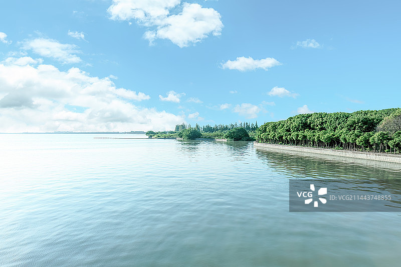 中国上海淀山湖宁静的水面和天空自然风光图片素材