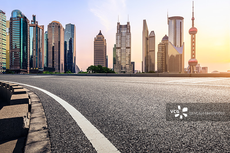 沥青路面和中国上海城市天际线图片素材