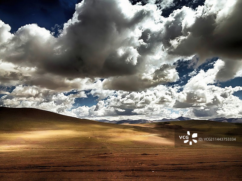 新藏线阿里壮观的高山草甸图片素材