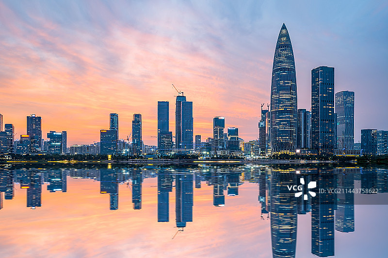 深圳湾后海CBD建筑夜景天际线图片素材