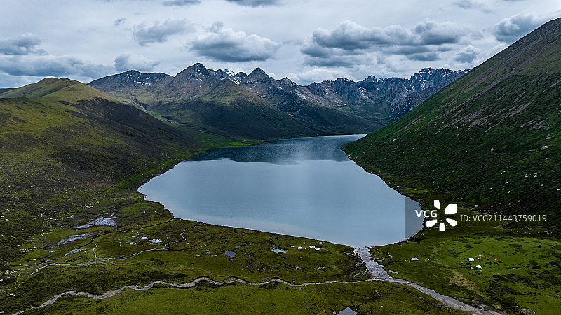 航拍位于青海省果洛藏族自治州久治县索呼日麻乡境内年保玉则湖泊日干措图片素材
