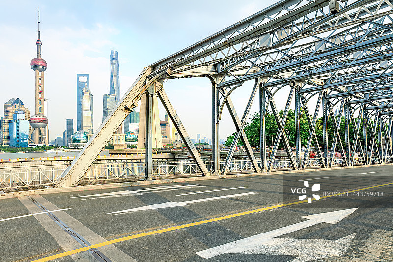 中国上海外白渡桥路面和建筑风光图片素材