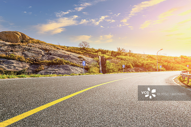 空的沥青道路和山脉自然风光图片素材