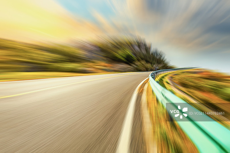 干净的沥青道路和山脉自然环境风光图片素材